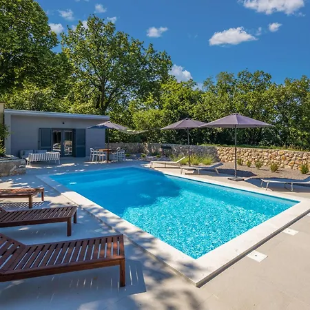 3 Bedroom Beautiful In Glavani