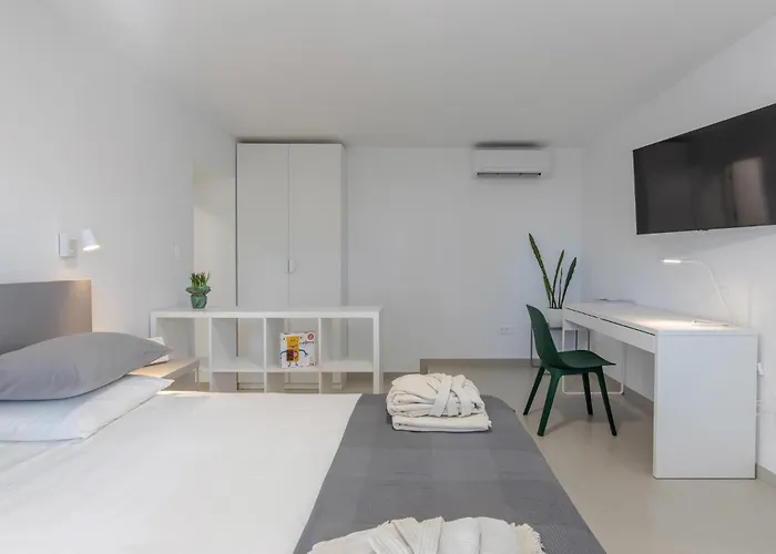 3 Bedroom Beautiful In Glavani