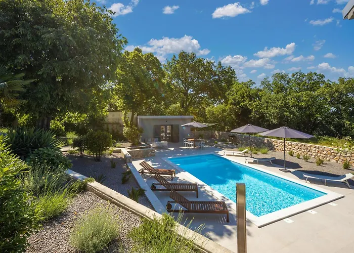 3 Bedroom Beautiful In Glavani Hébergement de vacances